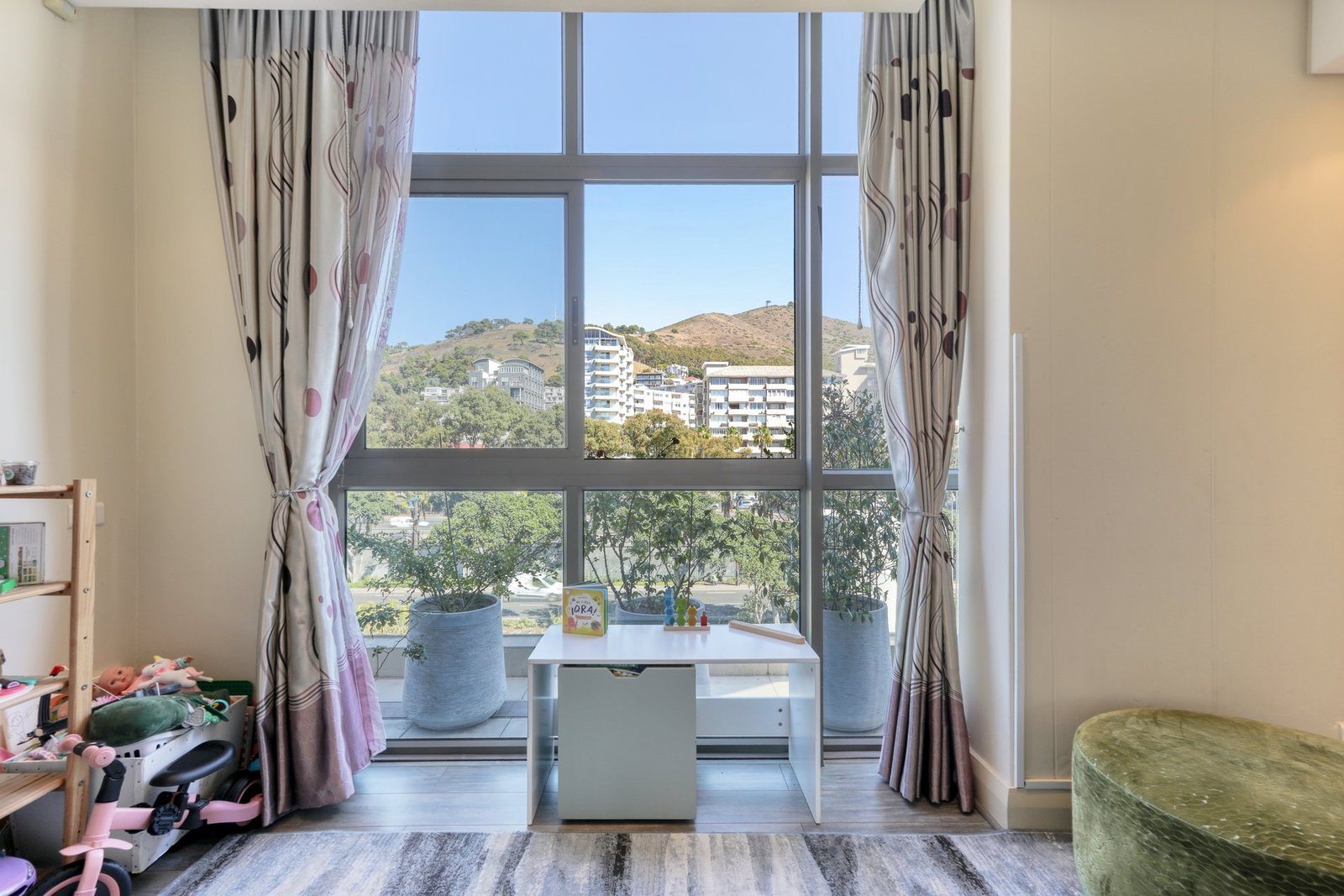 Beautifully Positioned Corner Apartment Apartment in Cape Town, Western Cape, South Africa 1 - 15902289