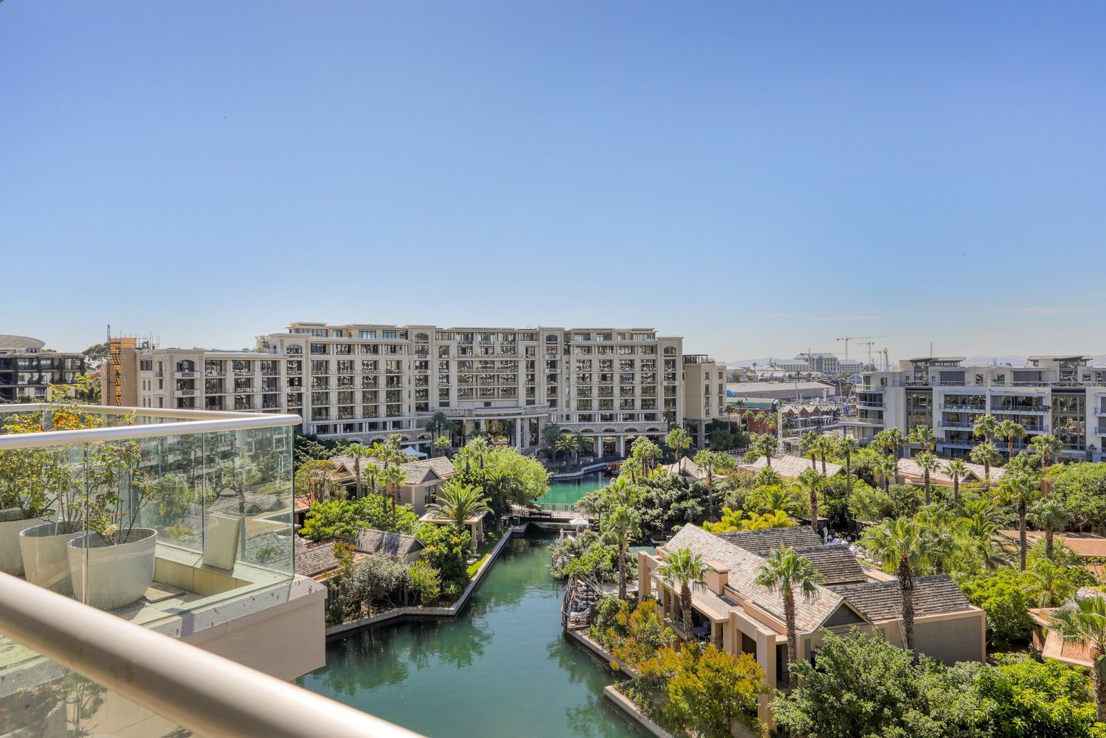 Beautifully Positioned Corner Apartment Apartment in Cape Town, Western Cape, South Africa 1 - 15902289