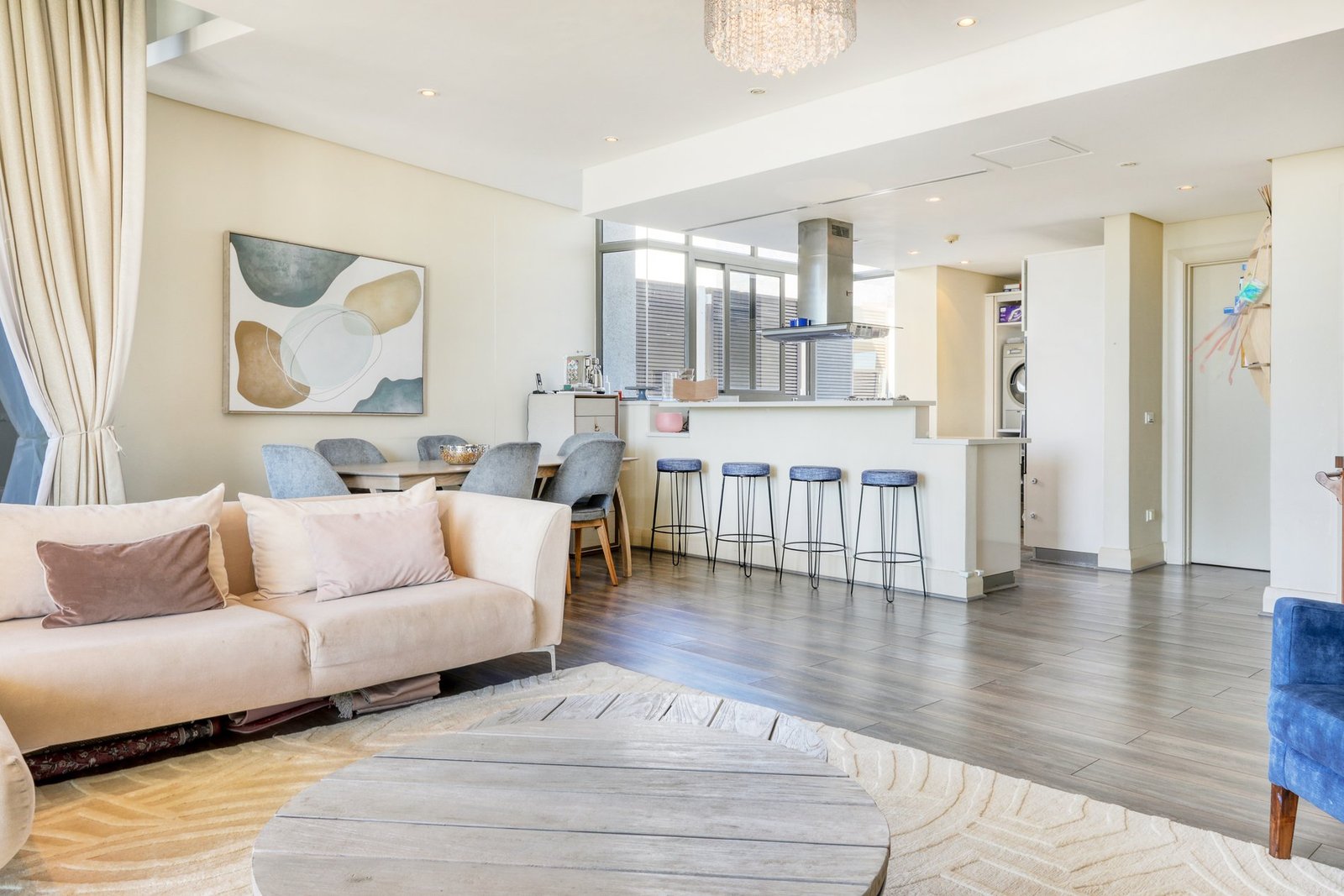 Beautifully Positioned Corner Apartment Apartment in Cape Town, Western Cape, South Africa 1 - 15902289
