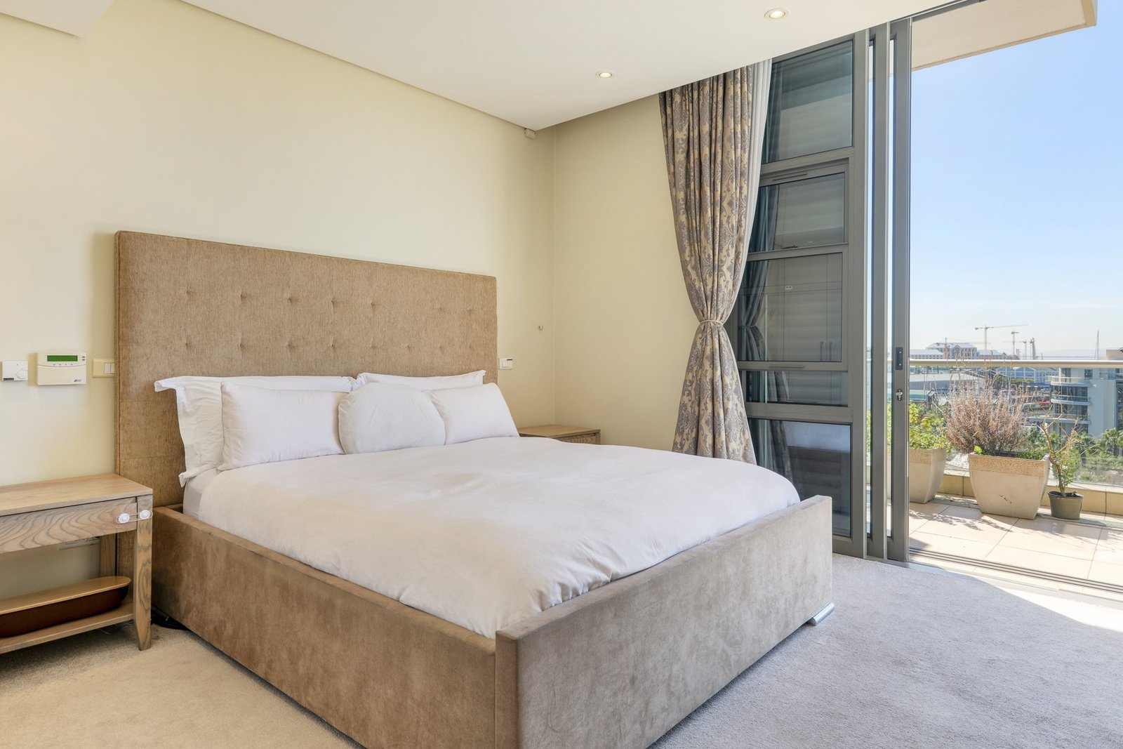 Beautifully Positioned Corner Apartment Apartment in Cape Town, Western Cape, South Africa 1 - 15902289