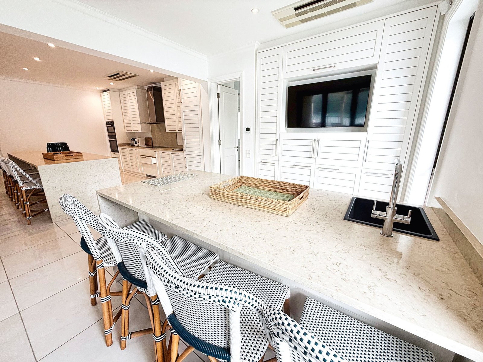 Stunning Apartment, 4 Bedrooms With A Glass Pool Overlooking The Sea Apartment in Eden Island, Seychelles, Seychelles 1 - 15190602