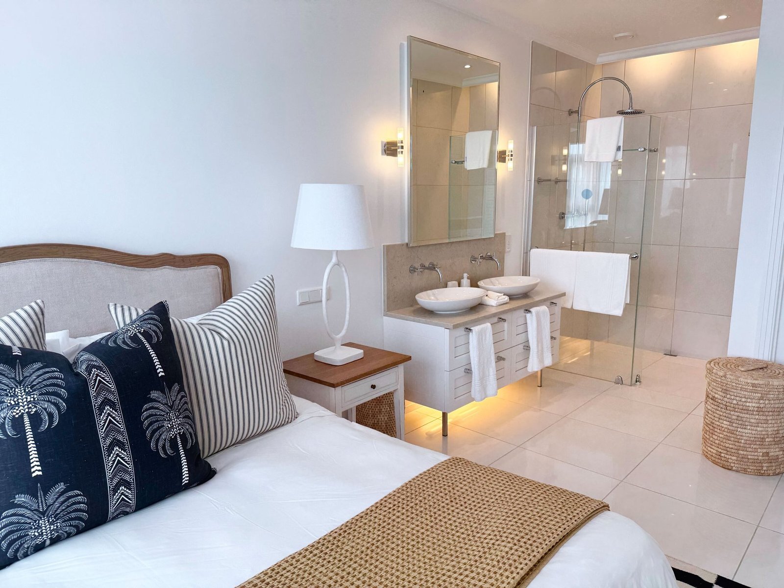 Stunning Apartment, 4 Bedrooms With A Glass Pool Overlooking The Sea Apartment in Eden Island, Seychelles, Seychelles 1 - 15190602