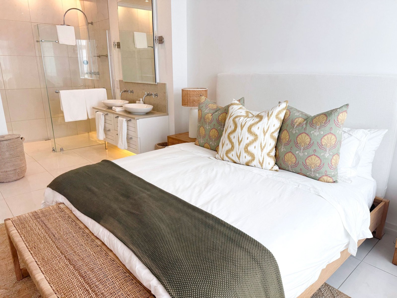 Stunning Apartment, 4 Bedrooms With A Glass Pool Overlooking The Sea Apartment in Eden Island, Seychelles, Seychelles 1 - 15190602