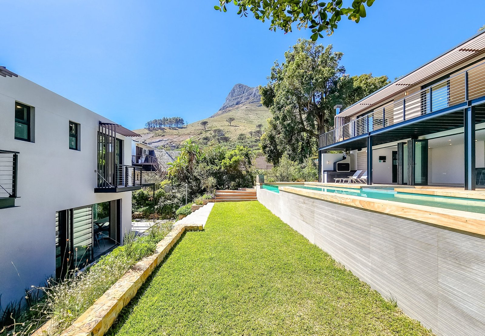 One Of A Kind Family Home In Sought After Deep Glen Position. House in Cape Town, Western Cape, South Africa 1 - 15947125