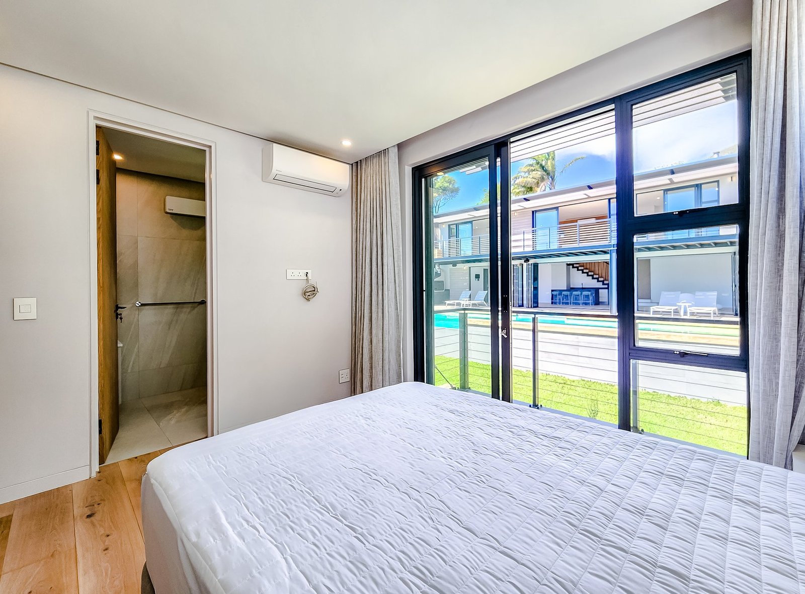 One Of A Kind Family Home In Sought After Deep Glen Position. House in Cape Town, Western Cape, South Africa 1 - 15947125