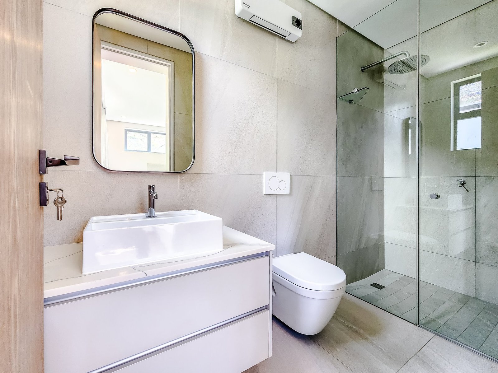 One Of A Kind Family Home In Sought After Deep Glen Position. House in Cape Town, Western Cape, South Africa 1 - 15947125