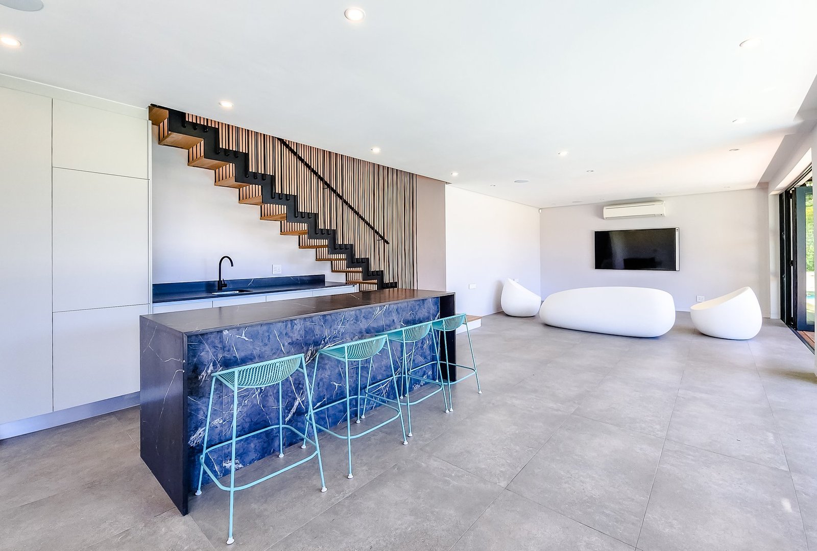 One Of A Kind Family Home In Sought After Deep Glen Position. House in Cape Town, Western Cape, South Africa 1 - 15947125