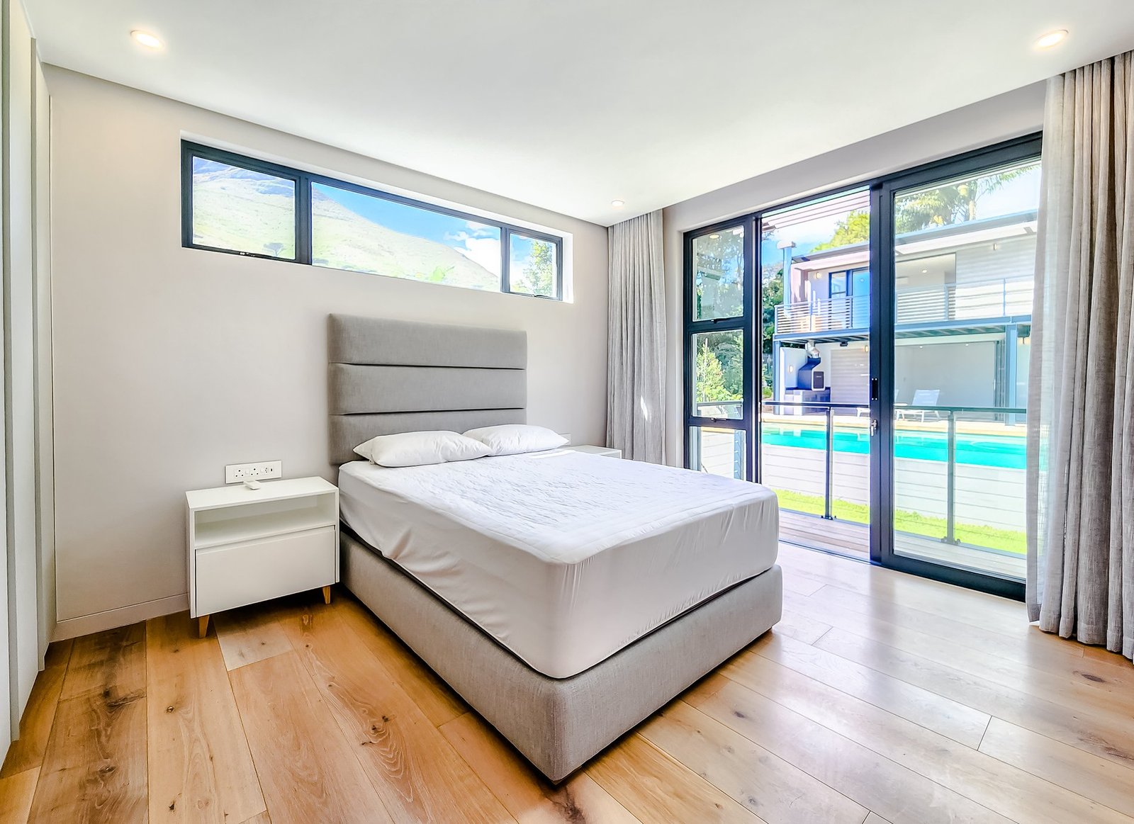 One Of A Kind Family Home In Sought After Deep Glen Position. House in Cape Town, Western Cape, South Africa 1 - 15947125