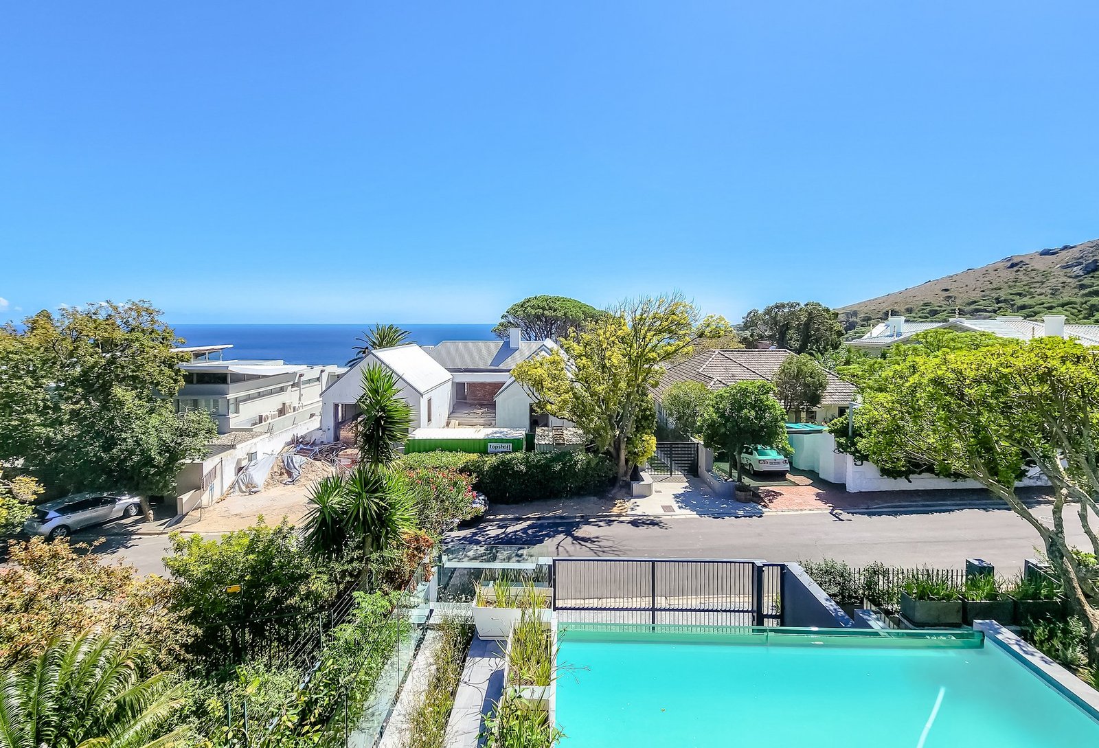 One Of A Kind Family Home In Sought After Deep Glen Position. House in Cape Town, Western Cape, South Africa 1 - 15947125