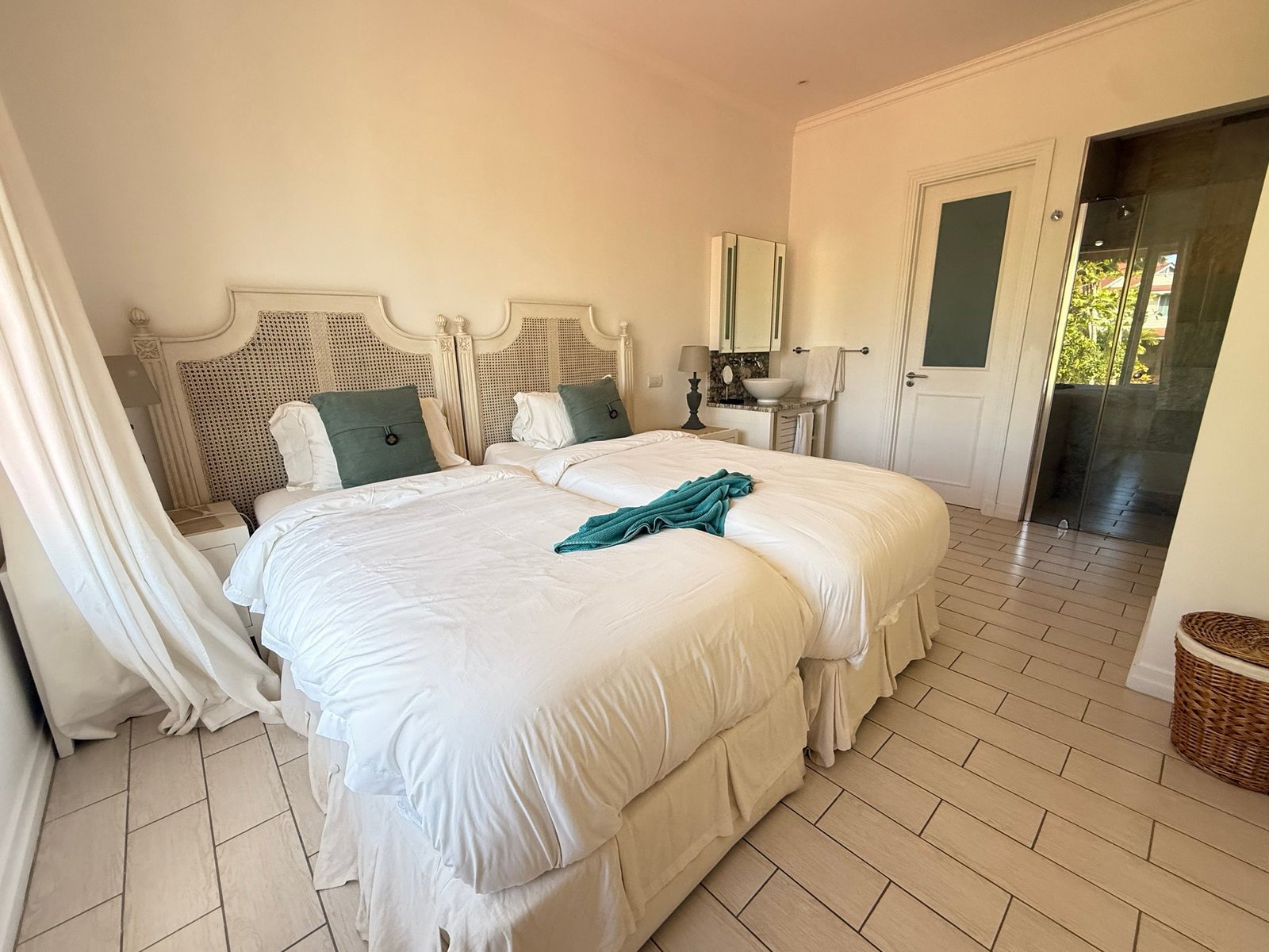 Beachfront 3 Bedroom House For Sale On Eden Island With Private Pool & Mooring House in Providence, Cascade, Seychelles 1 - 16202243