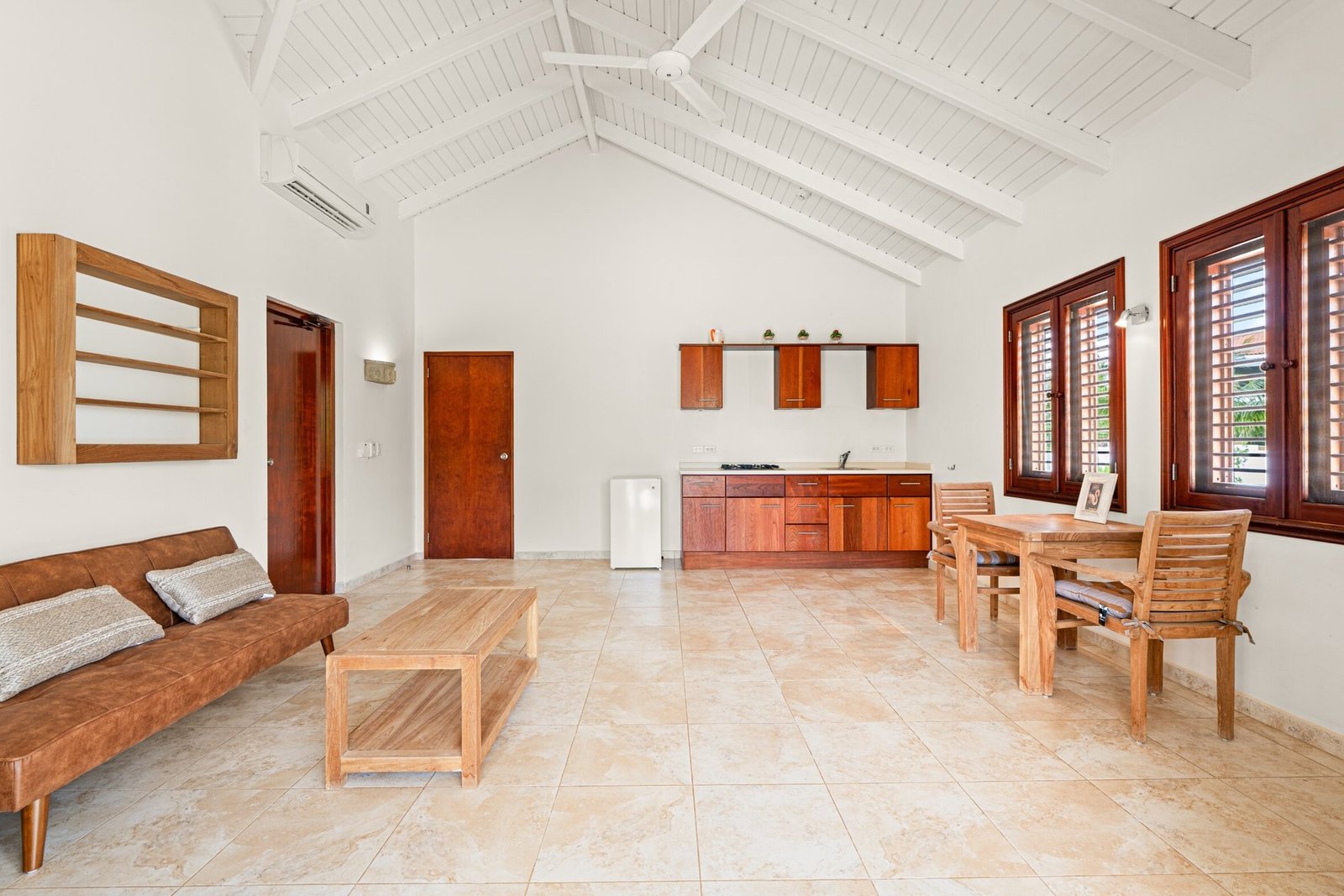 Live The Good Life With A Swimming Pool, Large Porch And Garages To Store Your Car Crown Shores 65 – Caribbean Villa in Kralendijk, Bonaire, Caribbean Netherlands 1 - 15770766