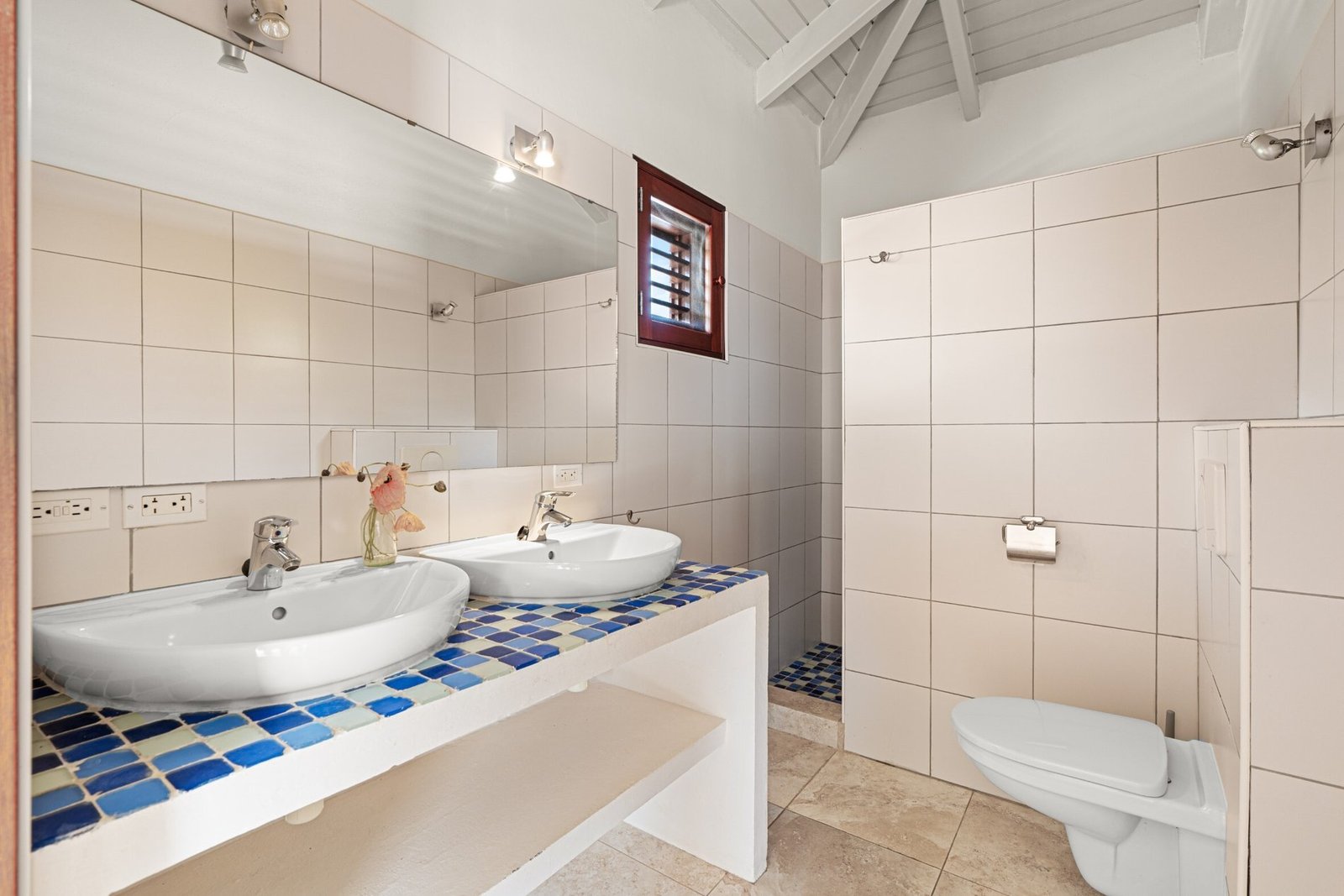 Live The Good Life With A Swimming Pool, Large Porch And Garages To Store Your Car Crown Shores 65 – Caribbean Villa in Kralendijk, Bonaire, Caribbean Netherlands 1 - 15770766