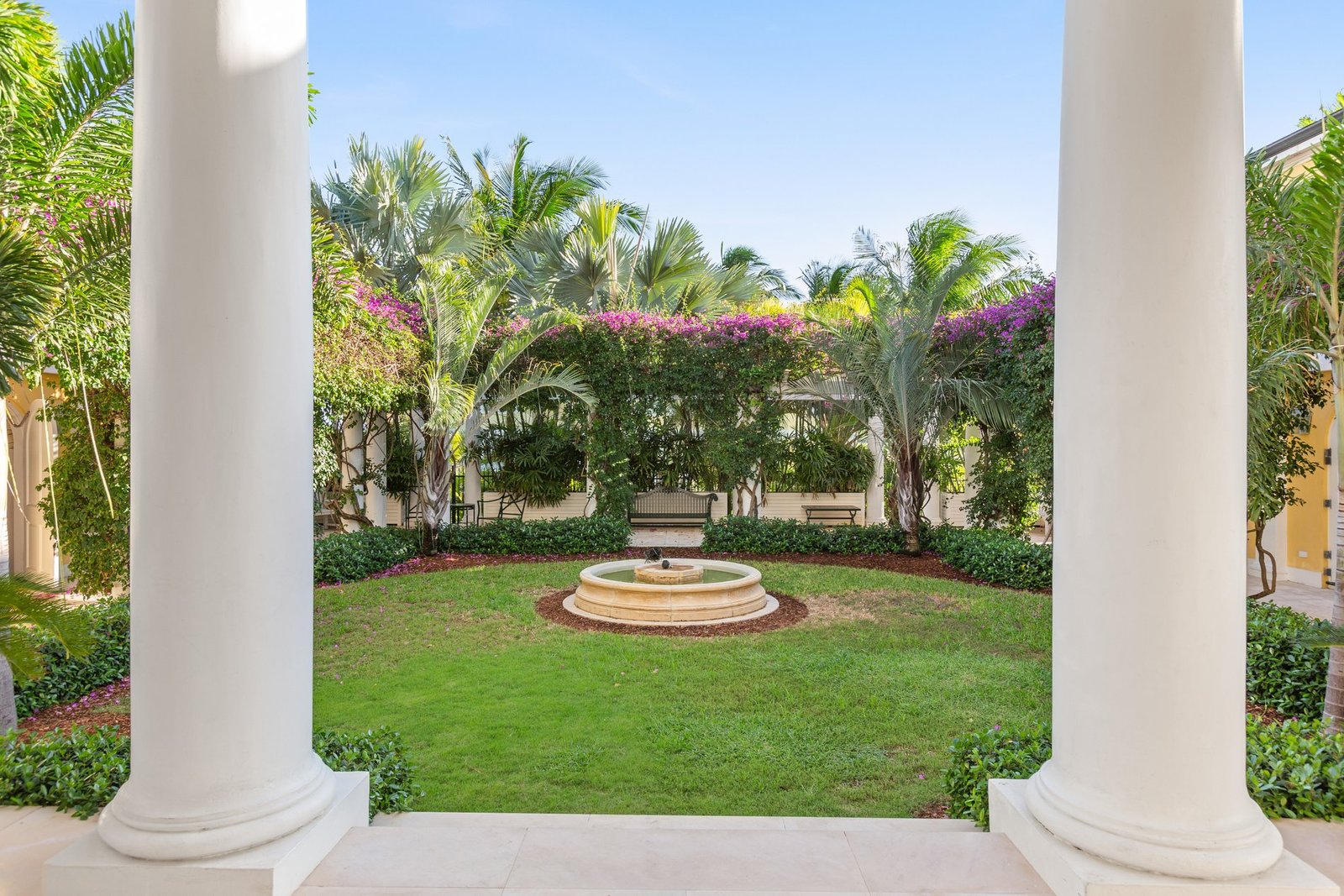 An Exclusive Ocean Front Villa On The World Famous Paradise Island, Bahamas Villa in Paradise Island, New Providence, The Bahamas 1 - 14213967