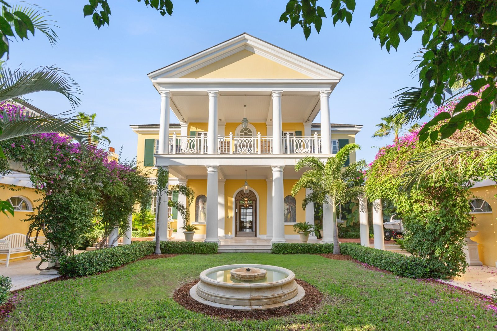 An Exclusive Ocean Front Villa On The World Famous Paradise Island, Bahamas Villa in Paradise Island, New Providence, The Bahamas 1 - 14213967