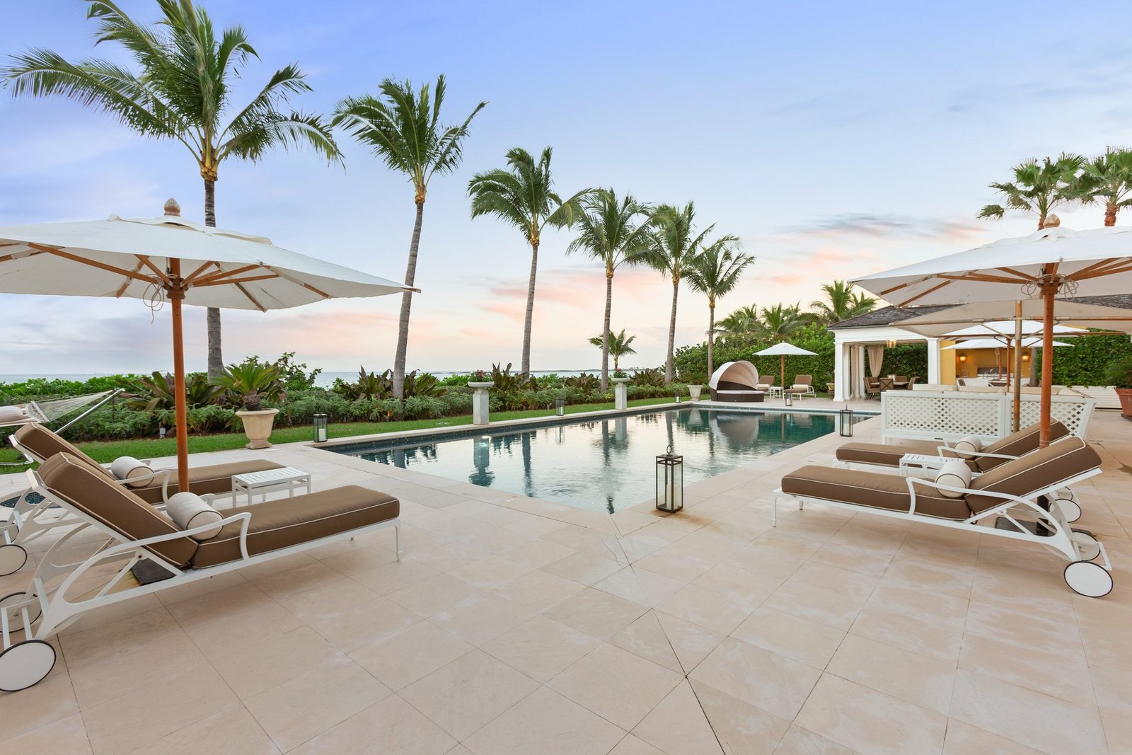 An Exclusive Ocean Front Villa On The World Famous Paradise Island, Bahamas Villa in Paradise Island, New Providence, The Bahamas 1 - 14213967