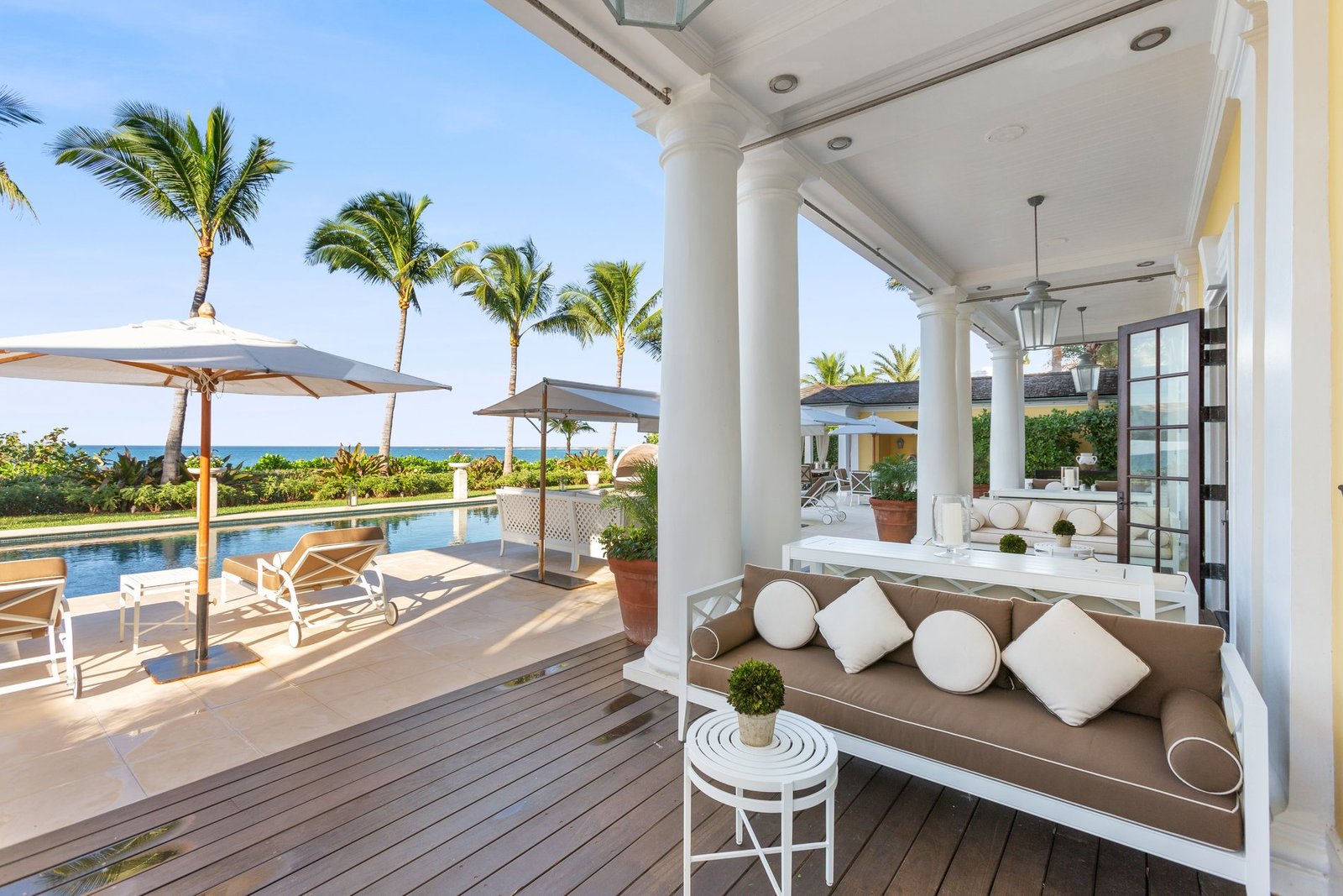 An Exclusive Ocean Front Villa On The World Famous Paradise Island, Bahamas Villa in Paradise Island, New Providence, The Bahamas 1 - 14213967