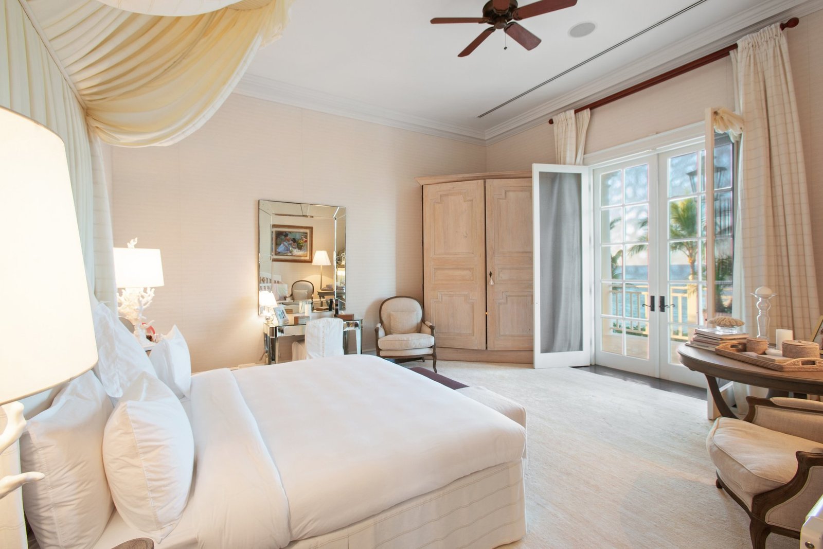 An Exclusive Ocean Front Villa On The World Famous Paradise Island, Bahamas Villa in Paradise Island, New Providence, The Bahamas 1 - 14213967