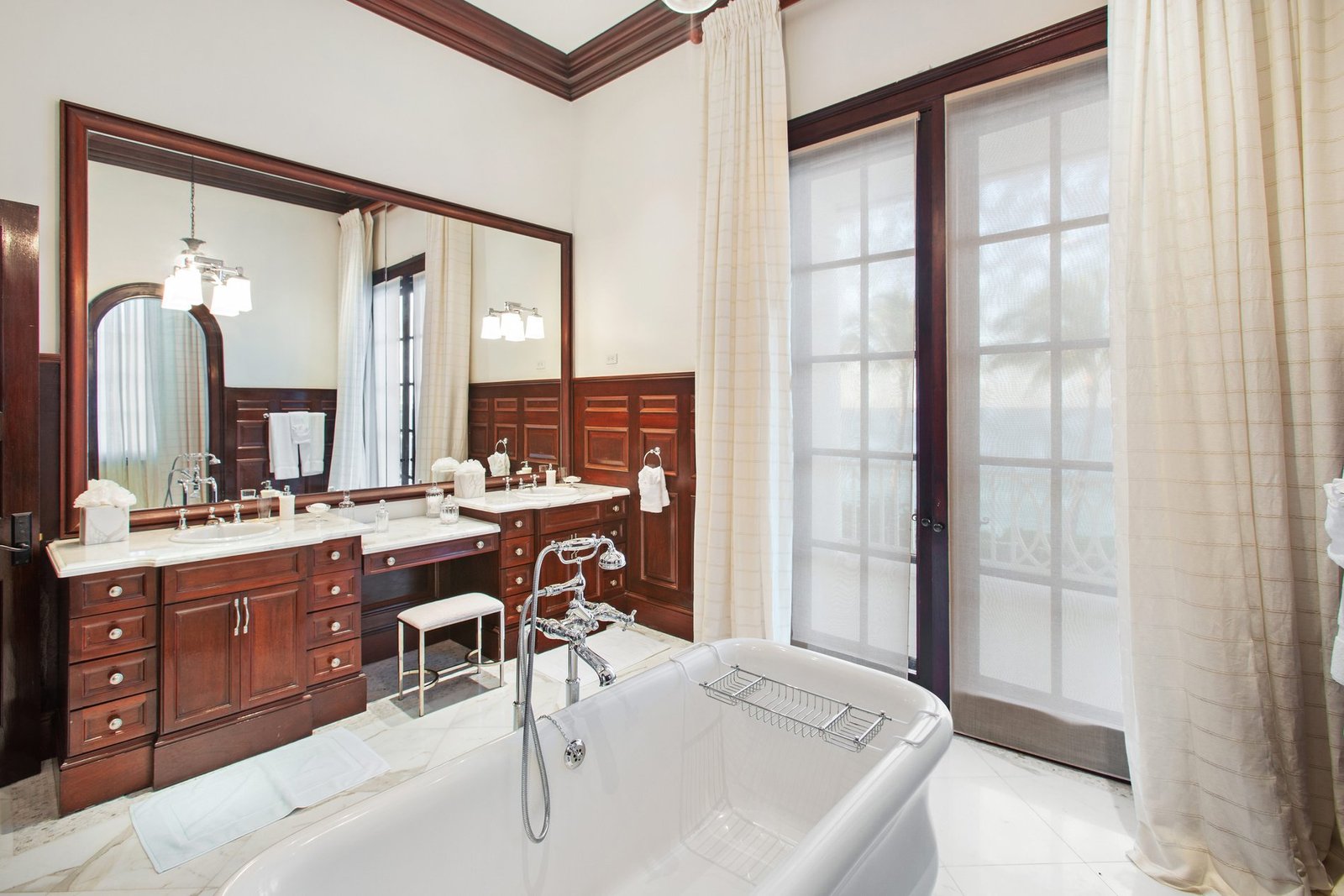 An Exclusive Ocean Front Villa On The World Famous Paradise Island, Bahamas Villa in Paradise Island, New Providence, The Bahamas 1 - 14213967