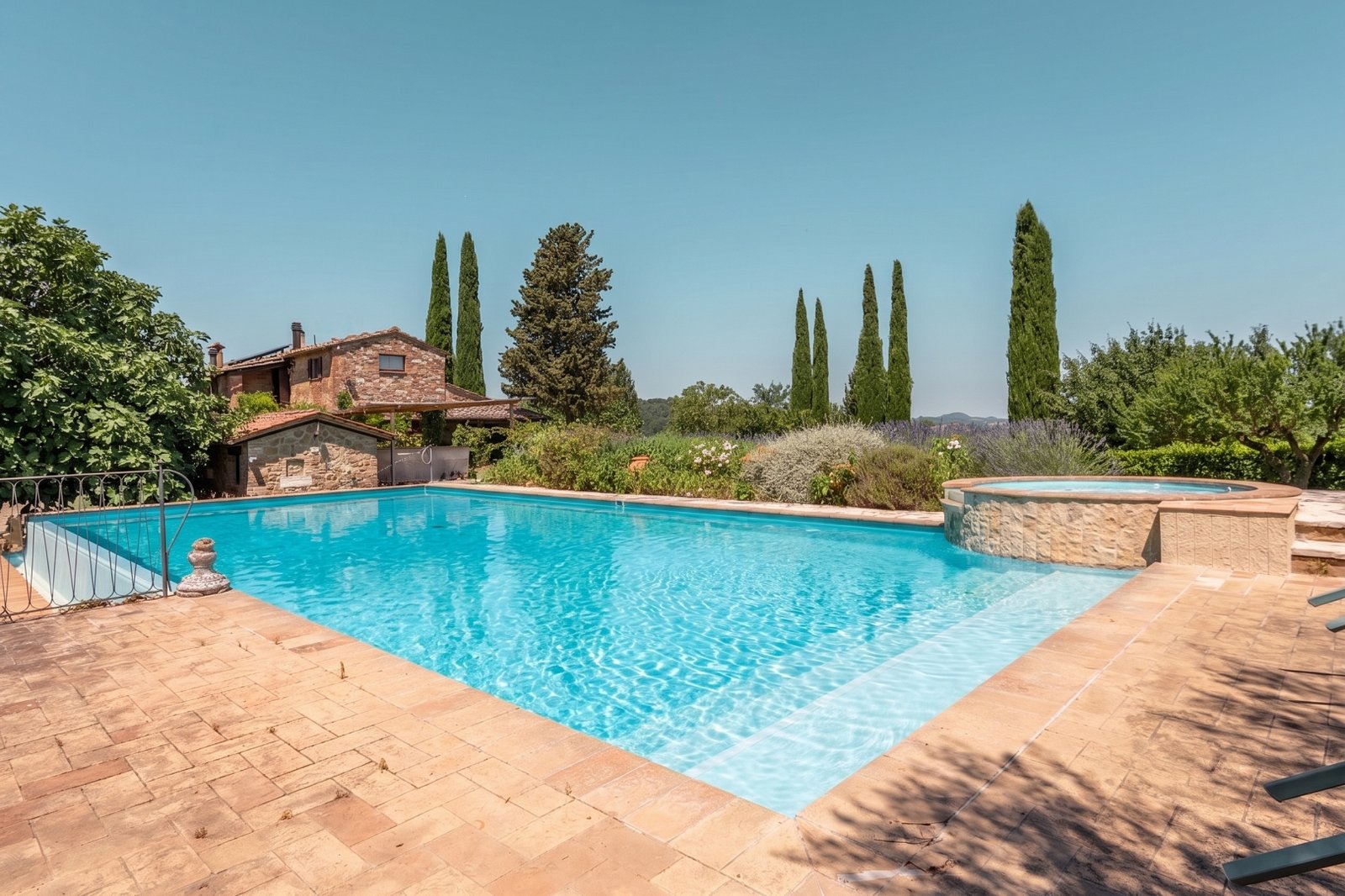 1 Wonderful property with swimming pool in Montepulciano