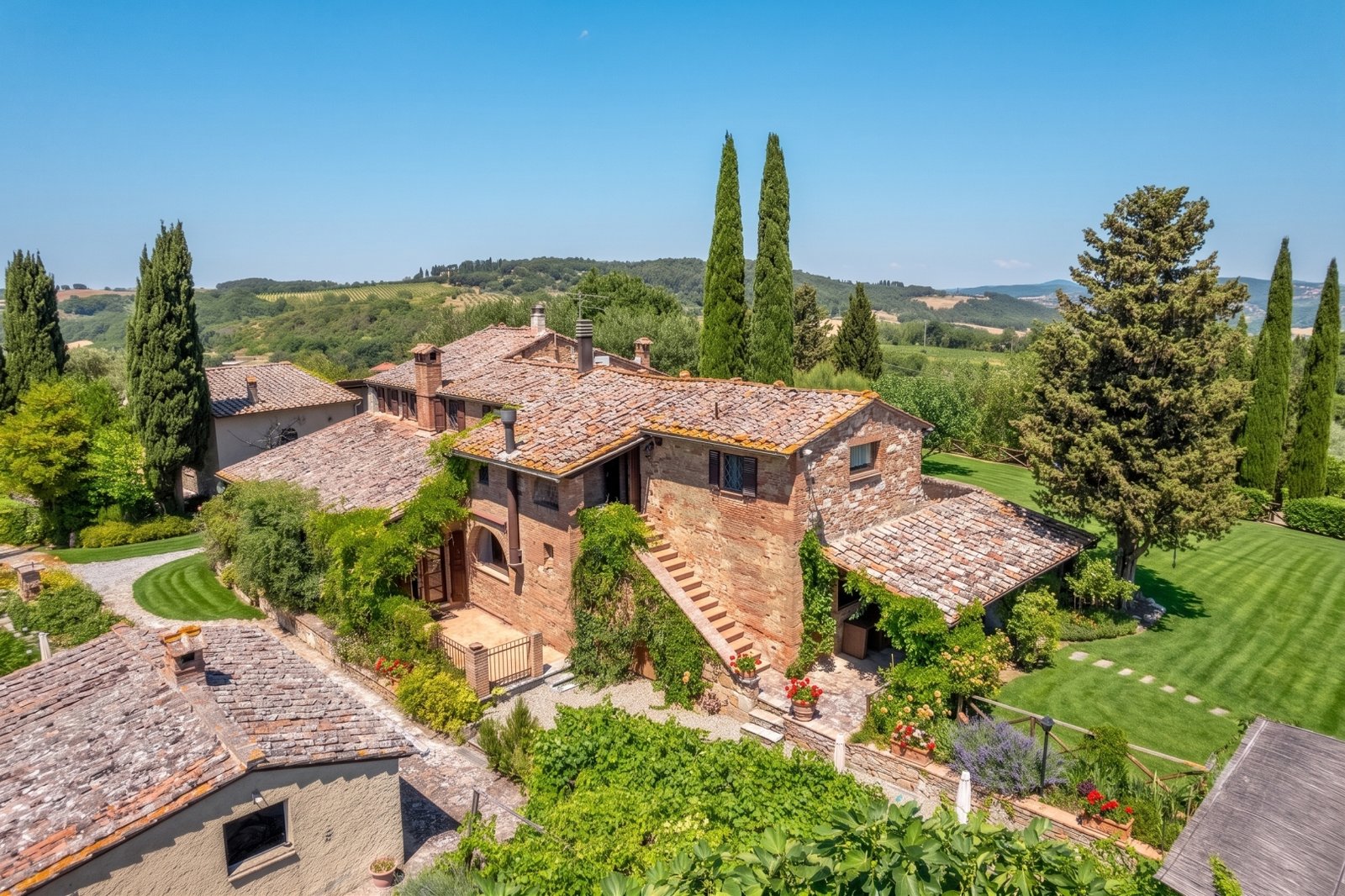 4 Wonderful property with swimming pool in Montepulciano