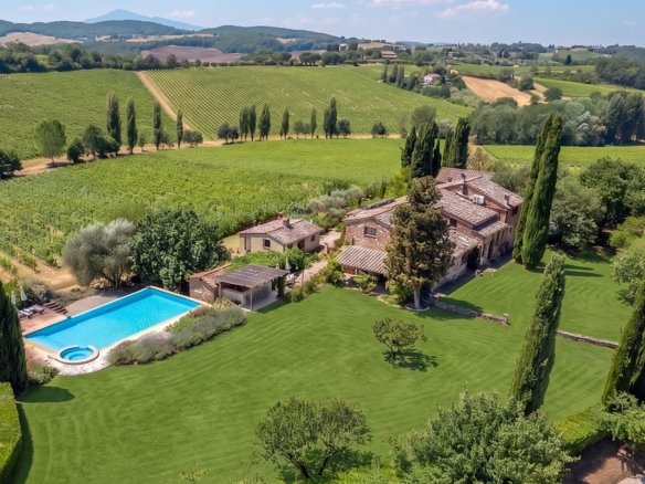 Wonderful property with swimming pool in Montepulciano