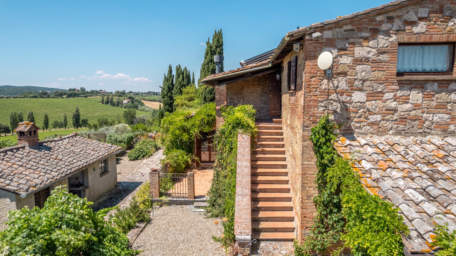 DJI_0954 Wonderful property with swimming pool in Montepulciano